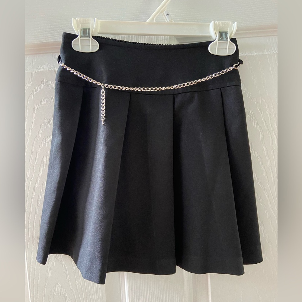 Pleated blank skirt with chain